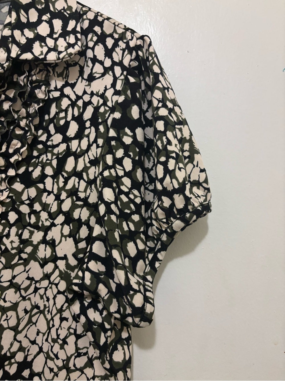 Reitmans Abstract Print Ruffle Button-Front Blouse Size Large - Picture 5 of 7